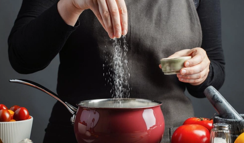 炒菜何時加鹽？掌握黃金時機讓菜餚更美味