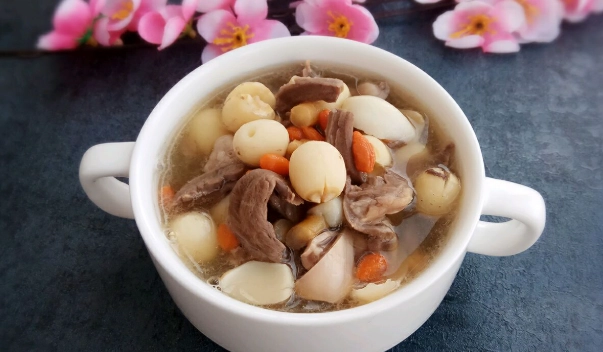 蓮子心枸杞茶功效全解析：安神明目黃金配方與常見誤區