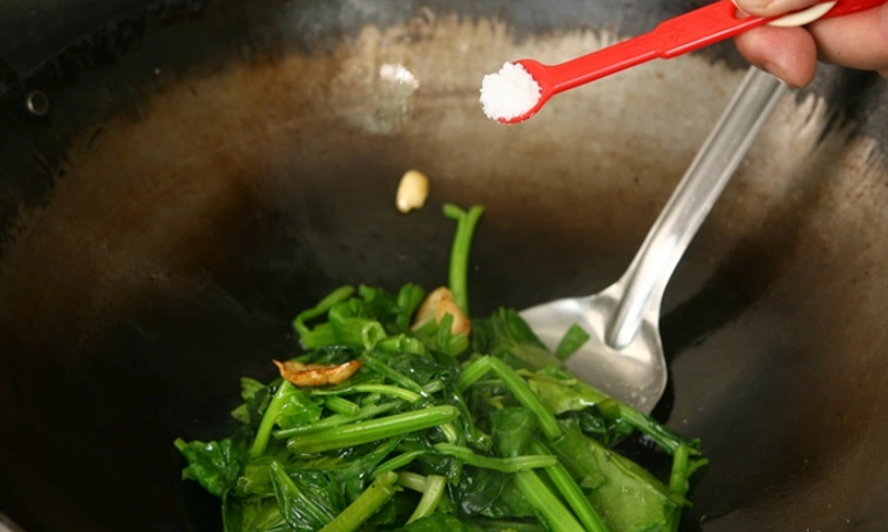 炒菜先放鹽的終極指南：時機、技巧與常見誤區解析