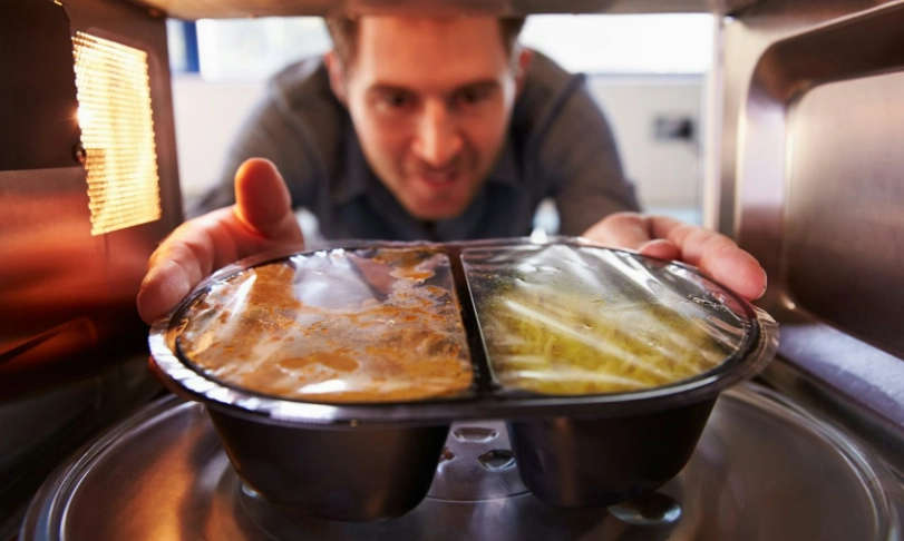 微波爐叮飯加水終極指南：正確比例與方法讓隔夜飯恢復完美口感