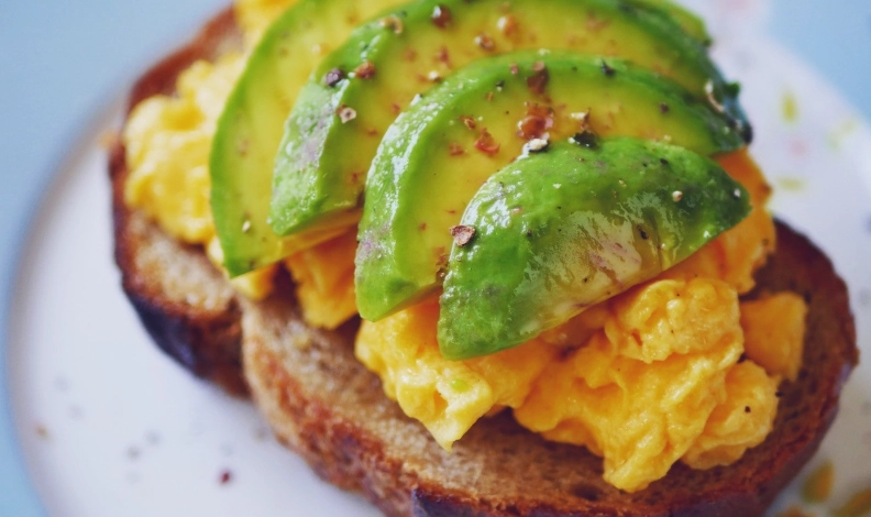 酪梨早餐食譜大全：10分鐘搞定3種高級感早餐，新手也零失敗