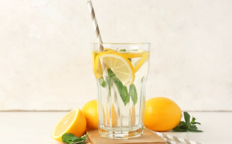 檸檬水什麼時候喝？專家揭密最佳飲用時機與常見錯誤