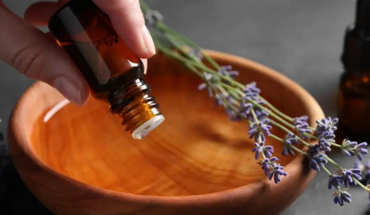 精油功效查詢全攻略：從看懂功效表到安全調配的專家指南