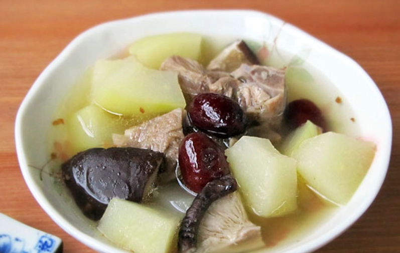 青木瓜紅棗湯功效、做法與禁忌，養顏補氣必備家常湯品