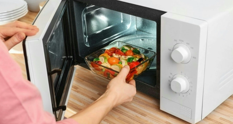 微波爐叮飯時間全攻略：精準計算與避免乾硬爆炸的實用技巧
