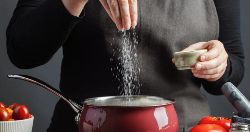 煮湯鹽比例終極指南：專家教你掌握黃金比例，湯頭鮮美不失敗