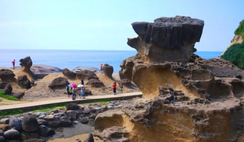 三芝北海岸一日遊攻略：秘境沙灘、老梅綠石槽、美食咖啡廳行程推薦