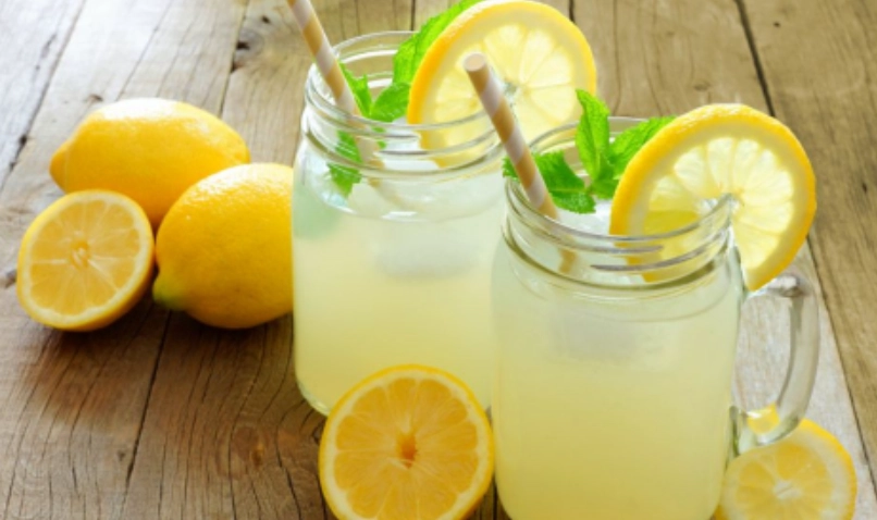 早上空腹喝檸檬水：正確方法、驚人好處與你必須知道的風險