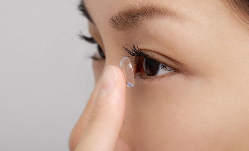 泡溫泉戴隱形眼鏡？眼科醫師與資深湯客的真心建議