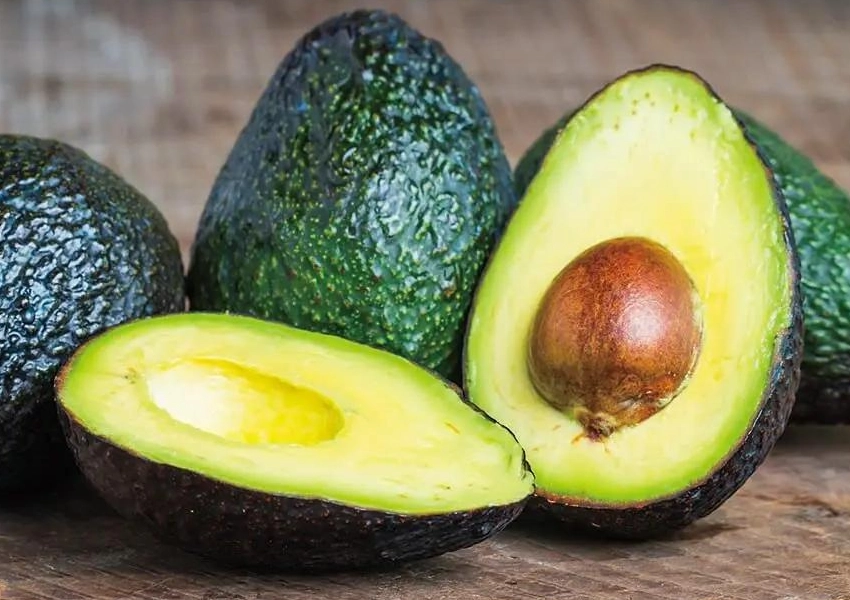 酪梨硬硬的可以吃嗎？專家親授判斷、催熟與料理全攻略