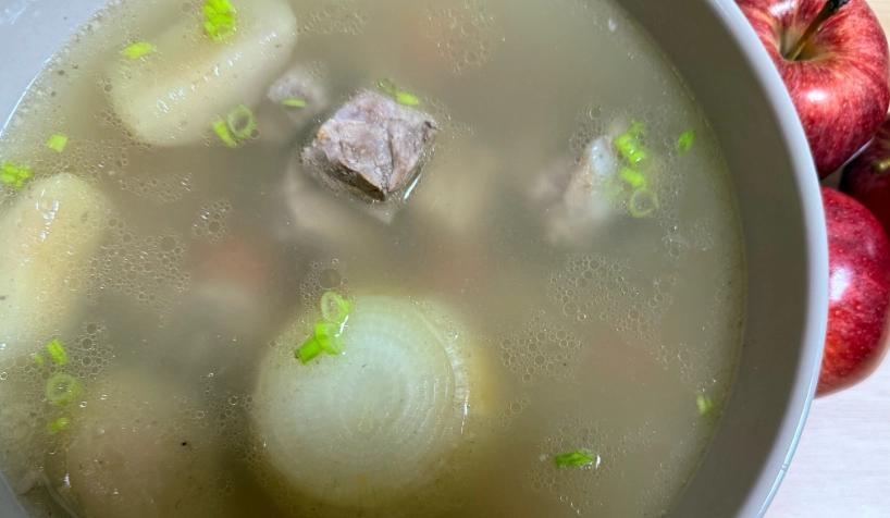 洋蔥大骨湯終極指南：從選材到燉煮，一鍋暖心的台灣家常味