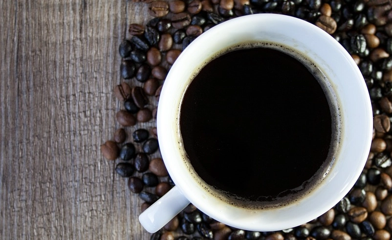 深焙咖啡的壞處：過量飲用恐致心悸與胃痛，專家教你如何聰明喝