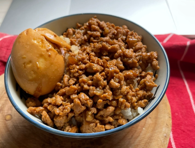 高雄特色美食終極指南：在地人帶路，從經典小吃到隱藏版餐廳一次收錄