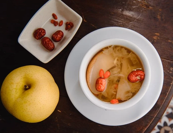 青欖雪梨湯做法與功效全解析：潤肺止咳養生湯品指南