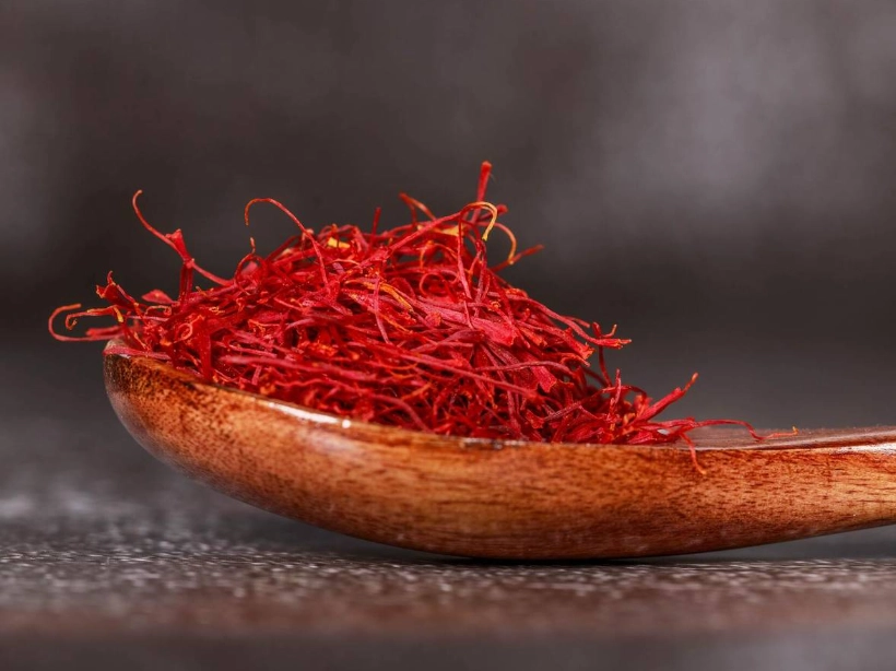 感冒時想喝藏紅花茶？中醫師詳解功效、禁忌與正確喝法