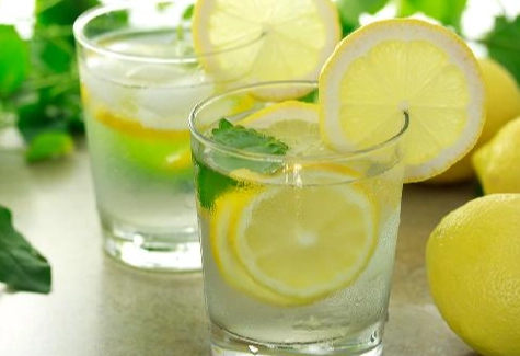 晚上喝檸檬水美白：真相、方法與我的親身體驗