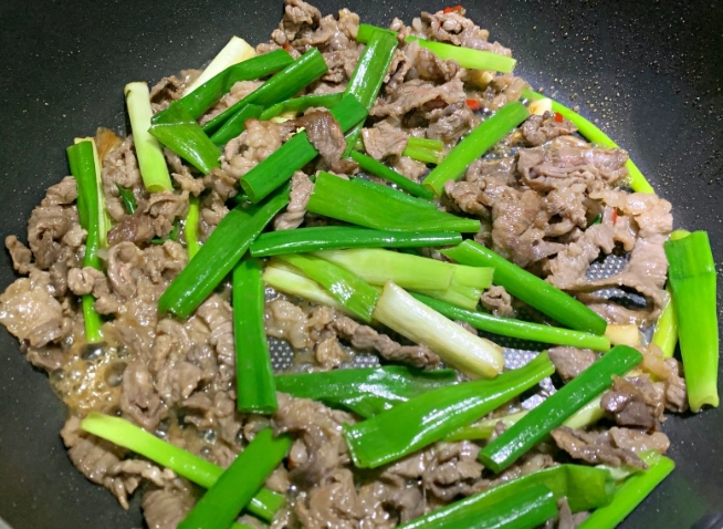 蔥爆牛肉高麗菜做法