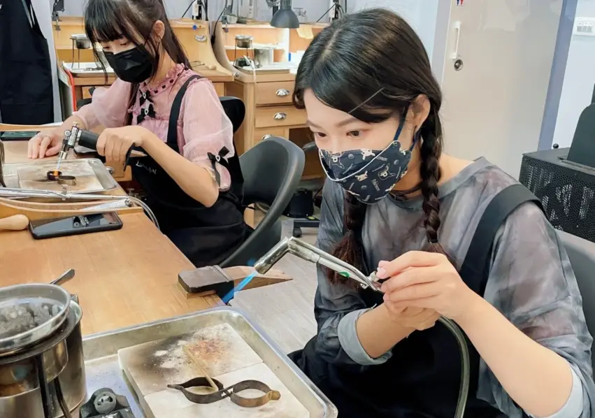 情侶約會室內