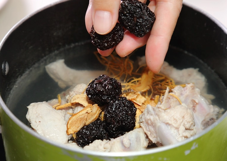 黑棗排骨湯食譜全攻略：滋補養生台灣家常湯品做法與功效