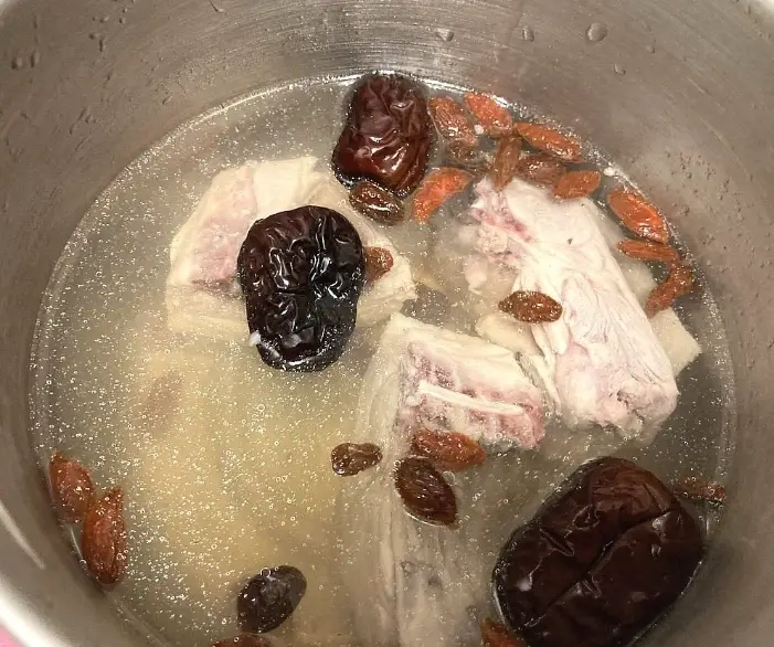 紅棗黑棗雞湯全攻略：食譜、功效與台灣餐廳推薦