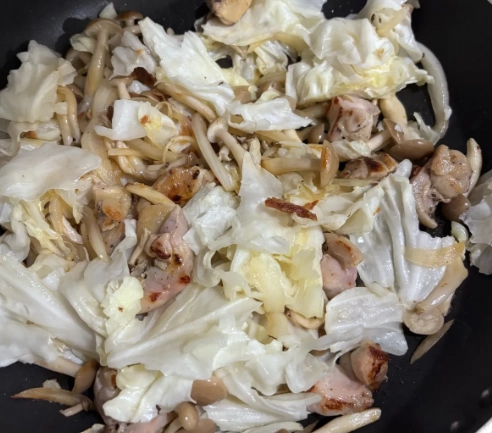 高麗菜炒雞腿肉 做法 高麗菜炒雞腿肉 做法