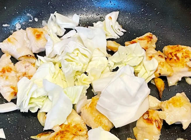 高麗菜炒雞腿肉 做法 高麗菜炒雞腿肉 做法