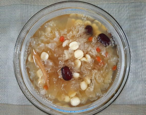 月經來吃銀耳蓮子湯