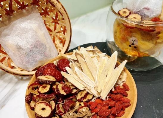 黃耆黨參枸杞茶做法
