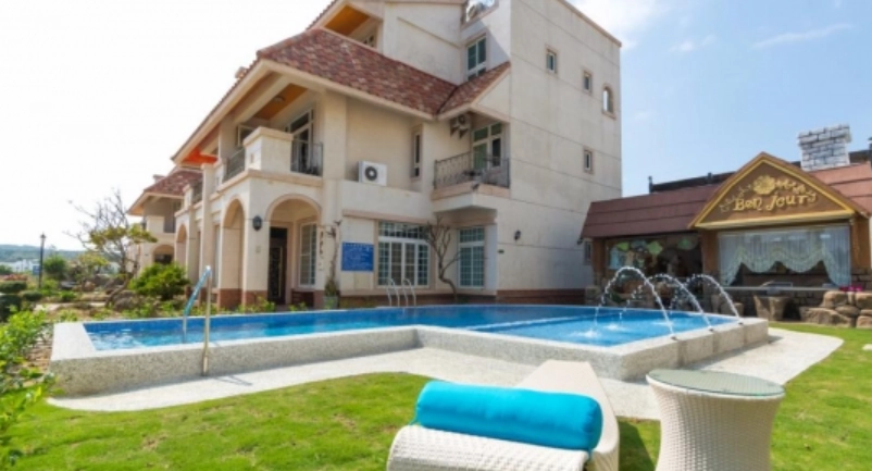 苗栗包栋泳池民宿