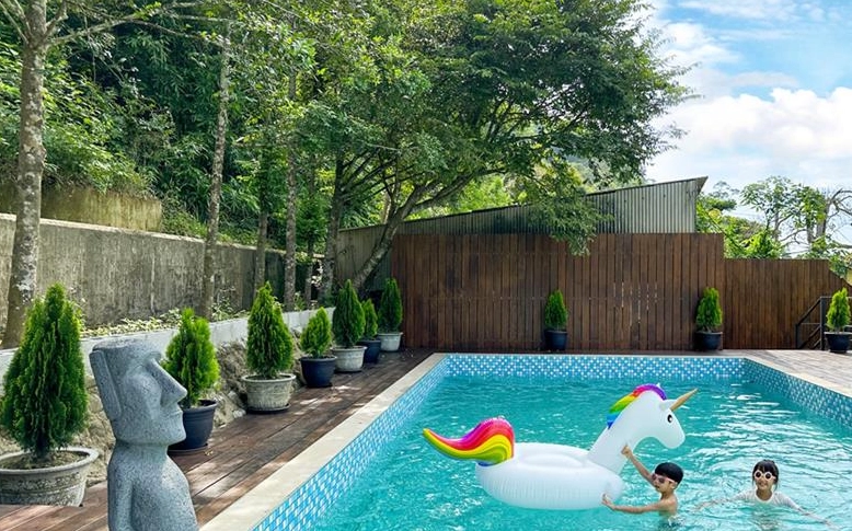 苗栗包栋泳池民宿