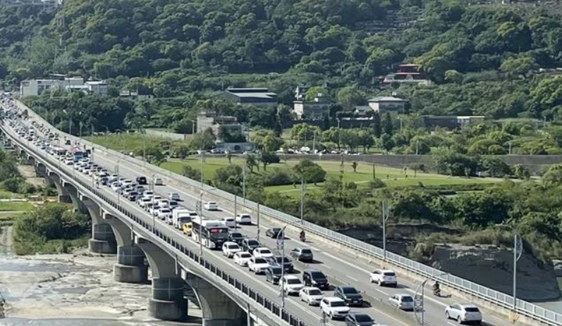 大溪交流道塞車原因