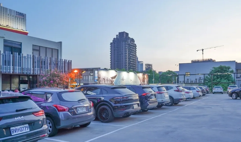 席樂餐廳停車場